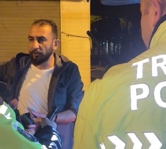 ALKOLLÜ YAKALANAN SÜRÜCÜ, EKİPLERE ‘ABARTMAYIN’ DİYEREK ÇIKIŞTI
