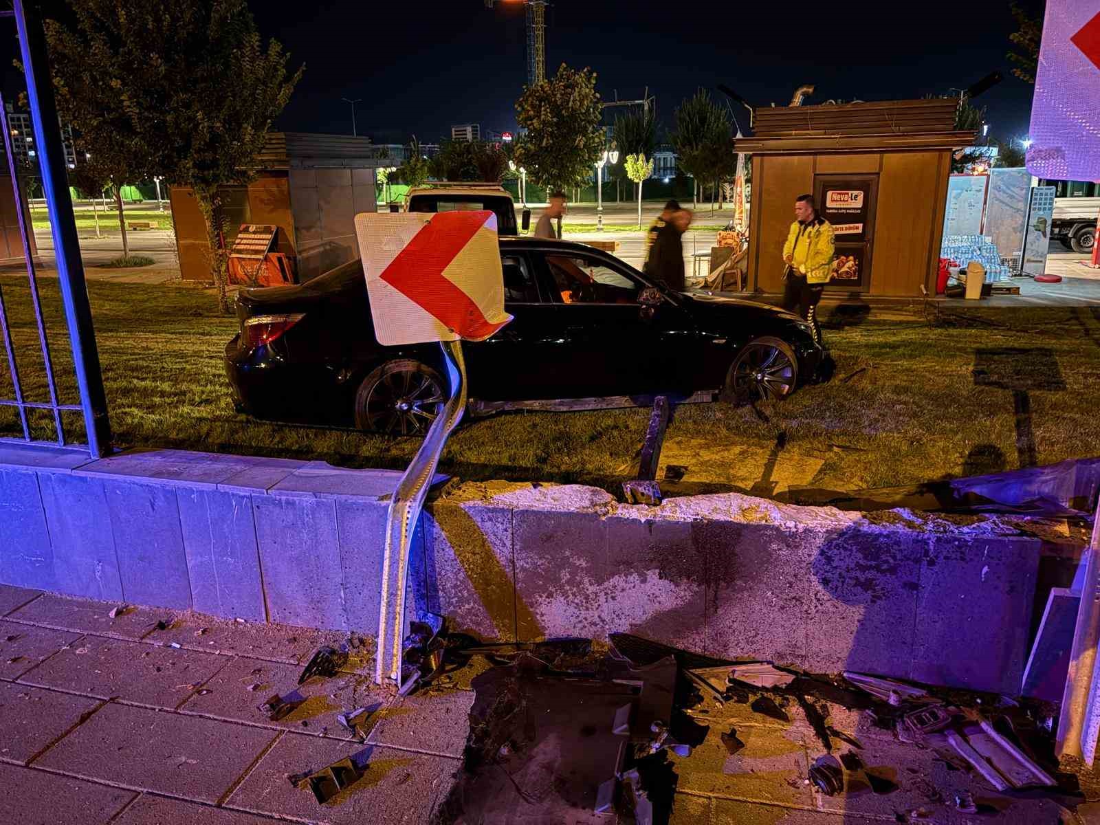 KAYSERİ’DE BİR GARİP KAZA: KALDIRIMDAN SEKEN OTOMOBİL 1 METRELİK DUVARI AŞTI