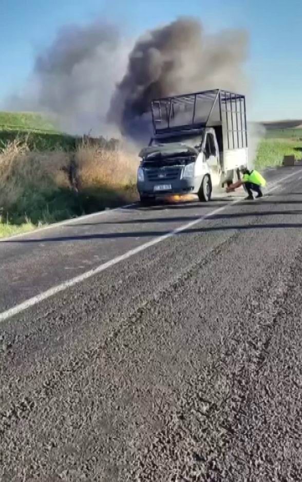 DİYARBAKIR’DA SEYİR HALİNDEKİ KAMYONET KÜLE DÖNDÜ