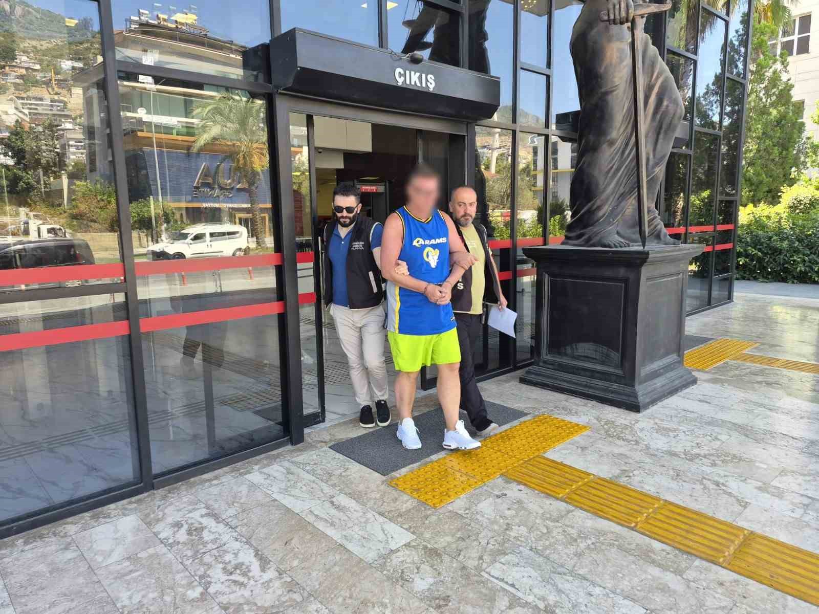 ALANYA’DA TÜRK BAYRAĞINA TÜKÜREN İNGİLİZ TURİST TUTUKLANDI