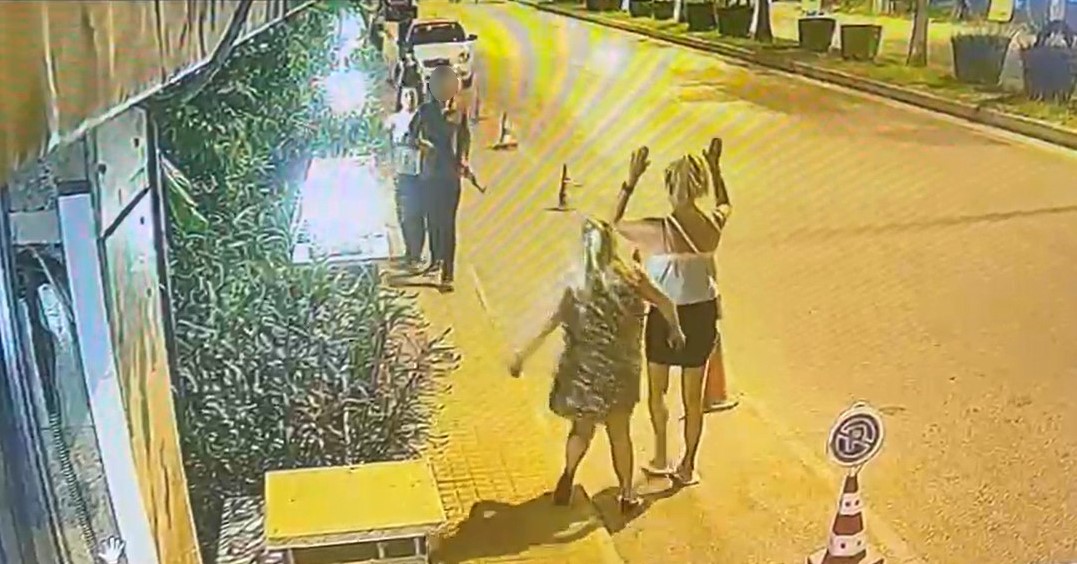 ELİNDE UZUN NAMLULU PLASTİK SİLAHLA SOKAĞA ÇIKTI JANDARMAYI ALARMA GEÇİRDİ