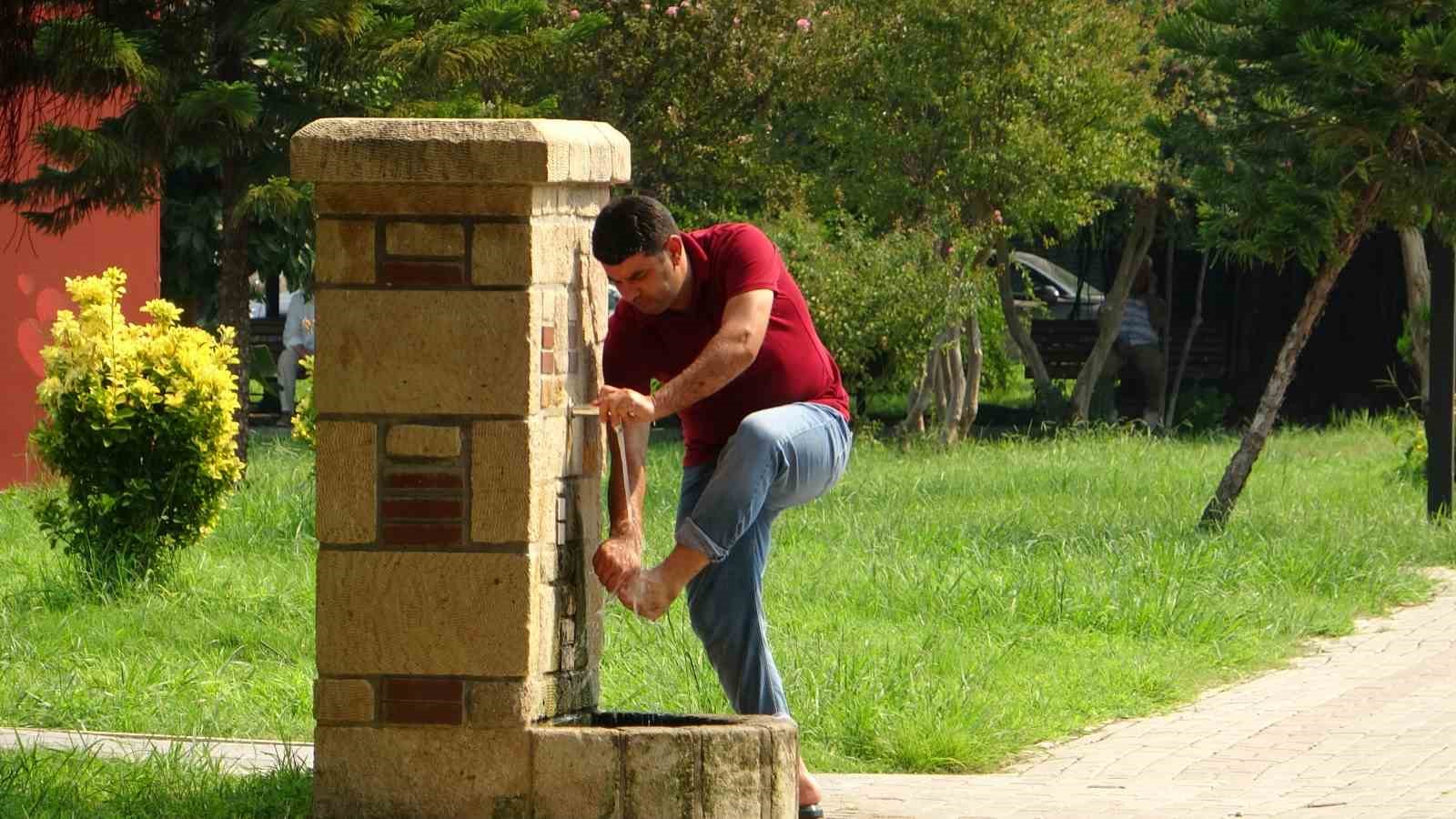 ADANA’DA TERMOMETRELER 43 DERECEYİ GÖRDÜ, VATANDAŞ SICAĞA ŞİİR YAZDI