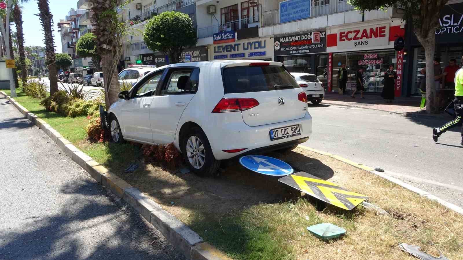 MANAVGAT’TA OTOMOBİLLER ÇARPIŞTI: 2 YARALI