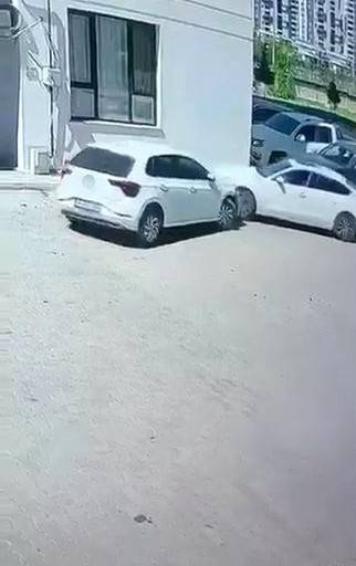 ÖNCE PARK HALİNDEKİ ARACA, ARDINDAN DUVARA ÇARPTI