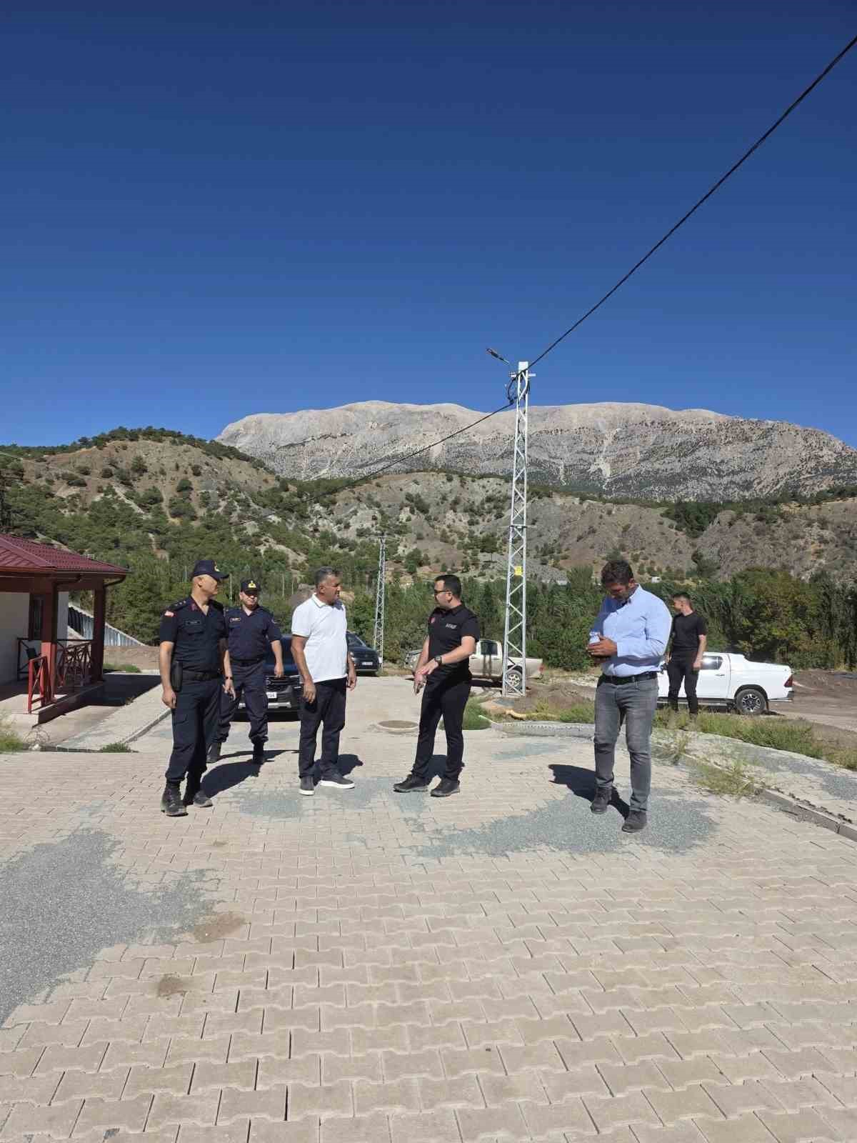 KAYMAKAM ALGIN, DEPREM KONUTLARINDAKİ ÇALIŞMALARI İNCELEDİ
