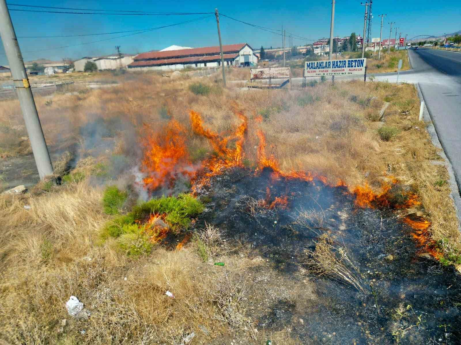 YOL KENARINDA ÇIKAN ANIZ YANGINI SÜRÜCÜLERE ZOR ANLAR YAŞATTI