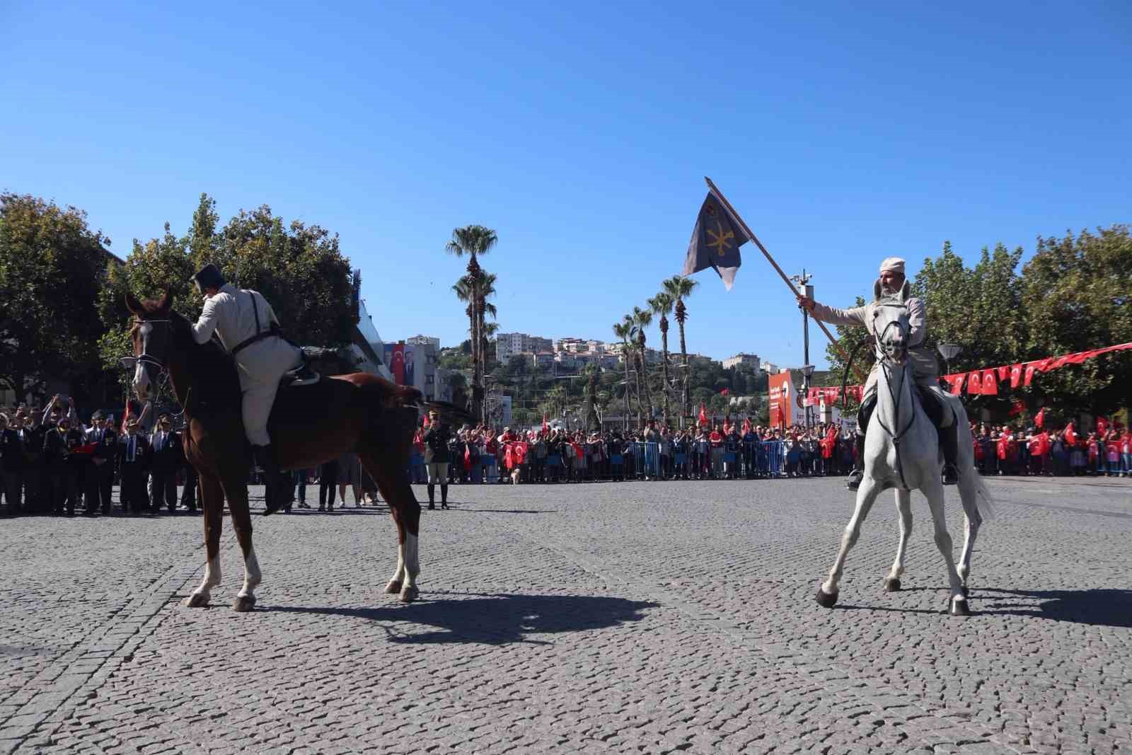 İZMİR’İN DÜŞMAN İŞGALİNDEN KURTULUŞU TÖRENLERLE KUTLANDI