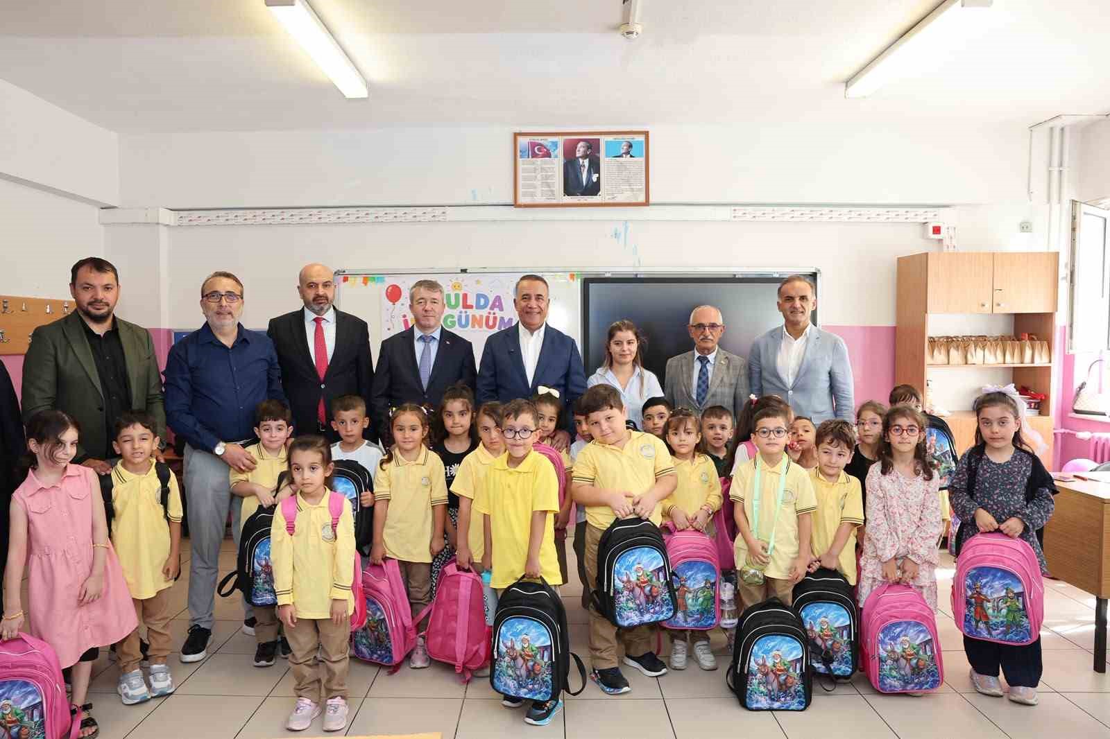 SULTANGAZİ BELEDİYESİ’NDEN İLKOKULA BAŞLAYAN ÖĞRENCİLERE ÇANTA VE KIRTASİYE SETİ SÜRPRİZİ
