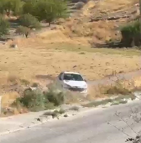 EL FRENİ ÇEKİLMEYEN OTOMOBİL ŞARAMPOLE YUVARLANDI