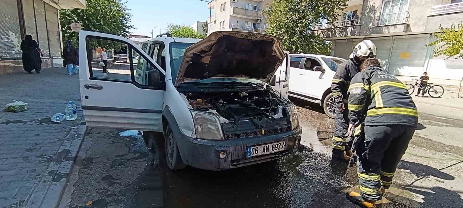 BATMAN’DA PARK HALİNDEKİ ARAÇTA YANGIN