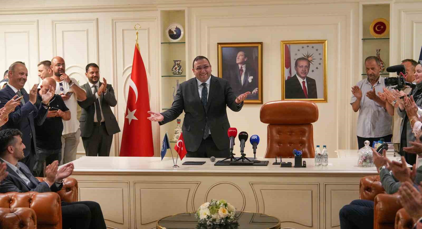 ÜSKÜDAR BELEDİYE BAŞKANVEKİLİ DÜNDAR ZİYA GÜLTEKİN GÖREVİNE BAŞLADI