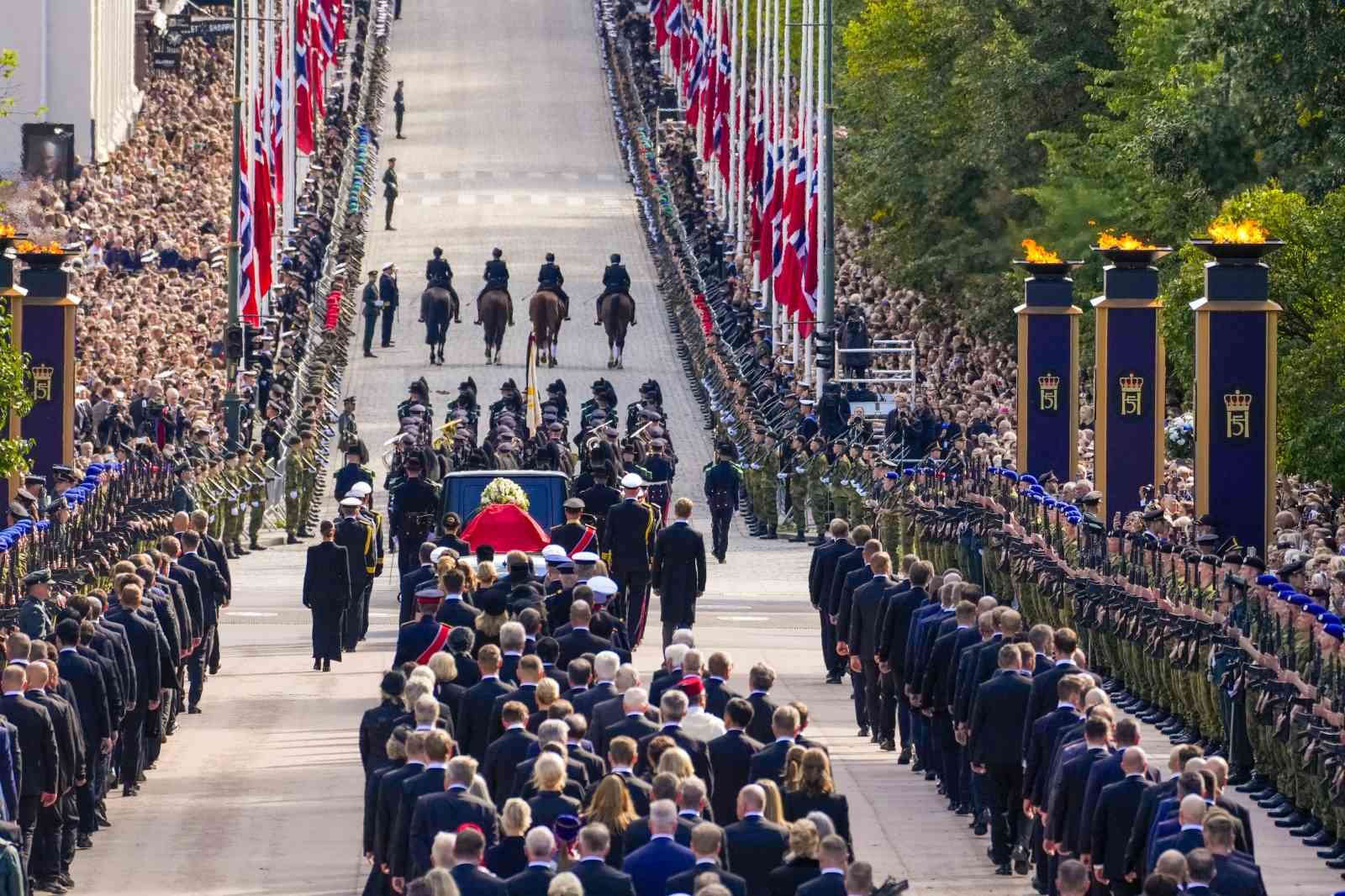 NORVEÇ KRALI 5. HARALD SON YOLCULUĞUNA UĞURLANDI
