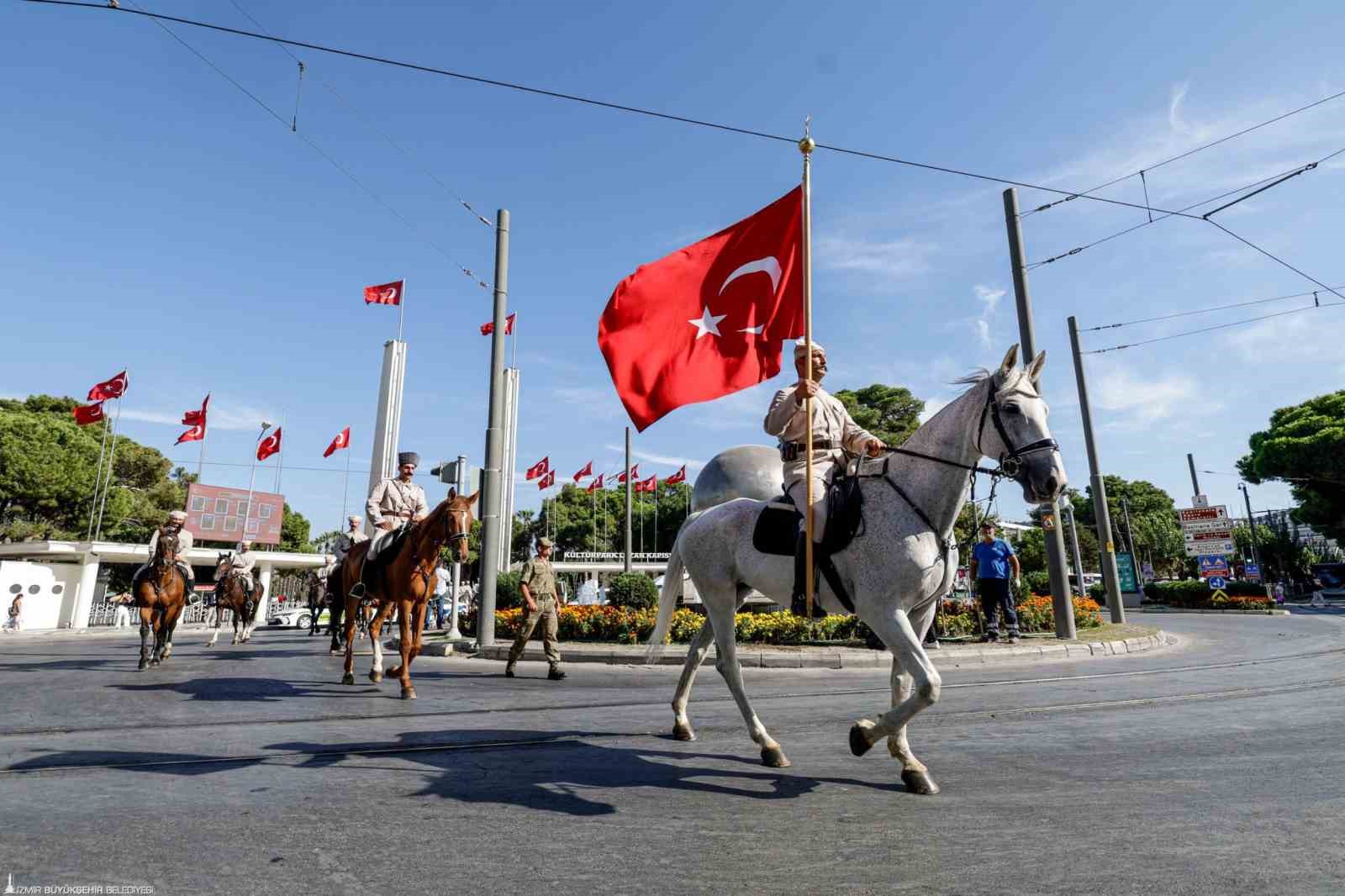 İZMİR’DE HAVADA KARADA KURTULUŞ COŞKUSU