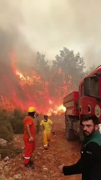 ANTALYA’DA EKİPLER ALEVLERİN ARASINDA KALMAKTAN SON ANDA KURTULDU