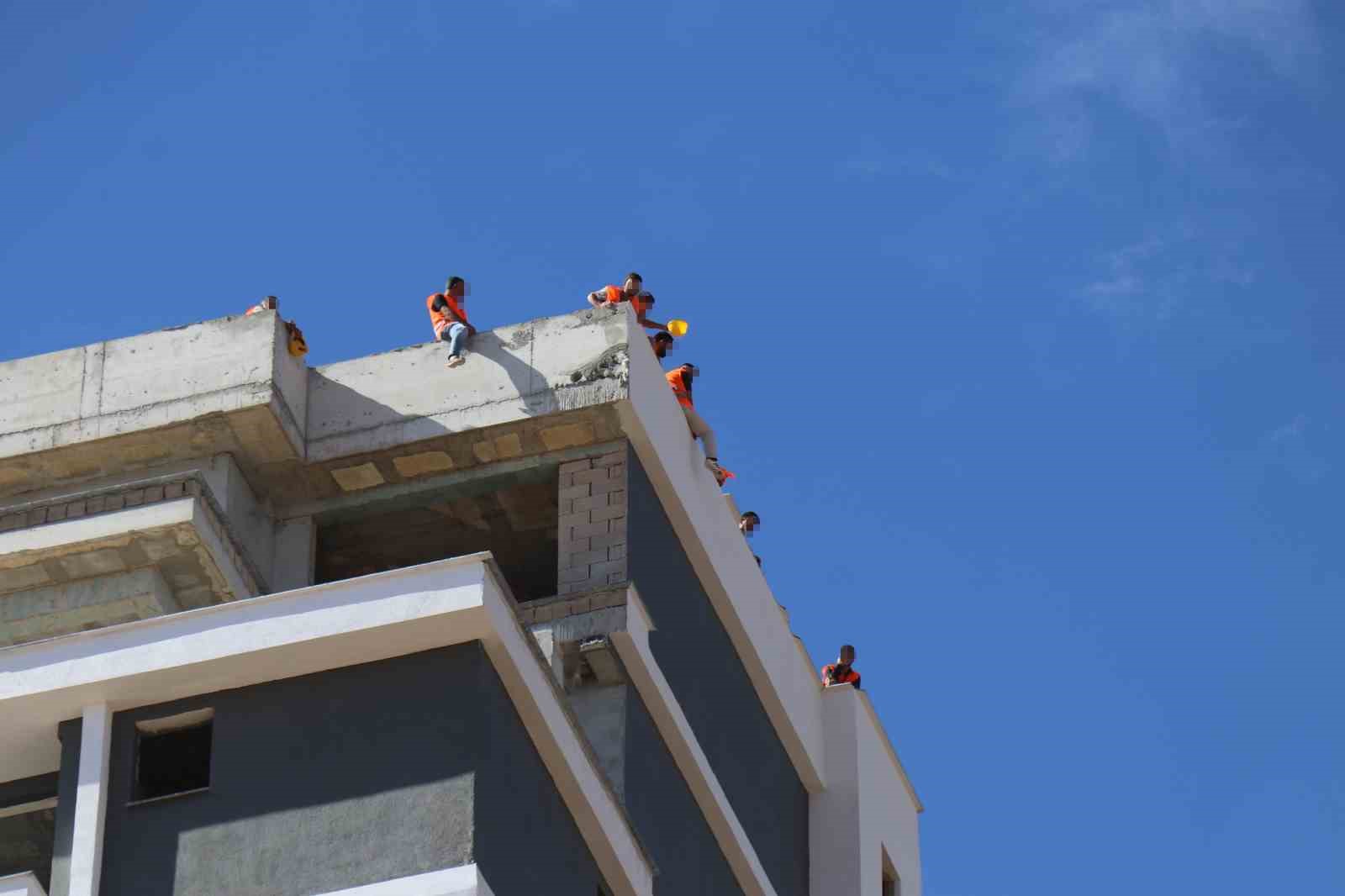 DENİZLİ’DE 4 AYDIR ÖDEMELERİ YAPILMAYAN İNŞAAT İŞÇİLERİ ÇATIYA ÇIKTI