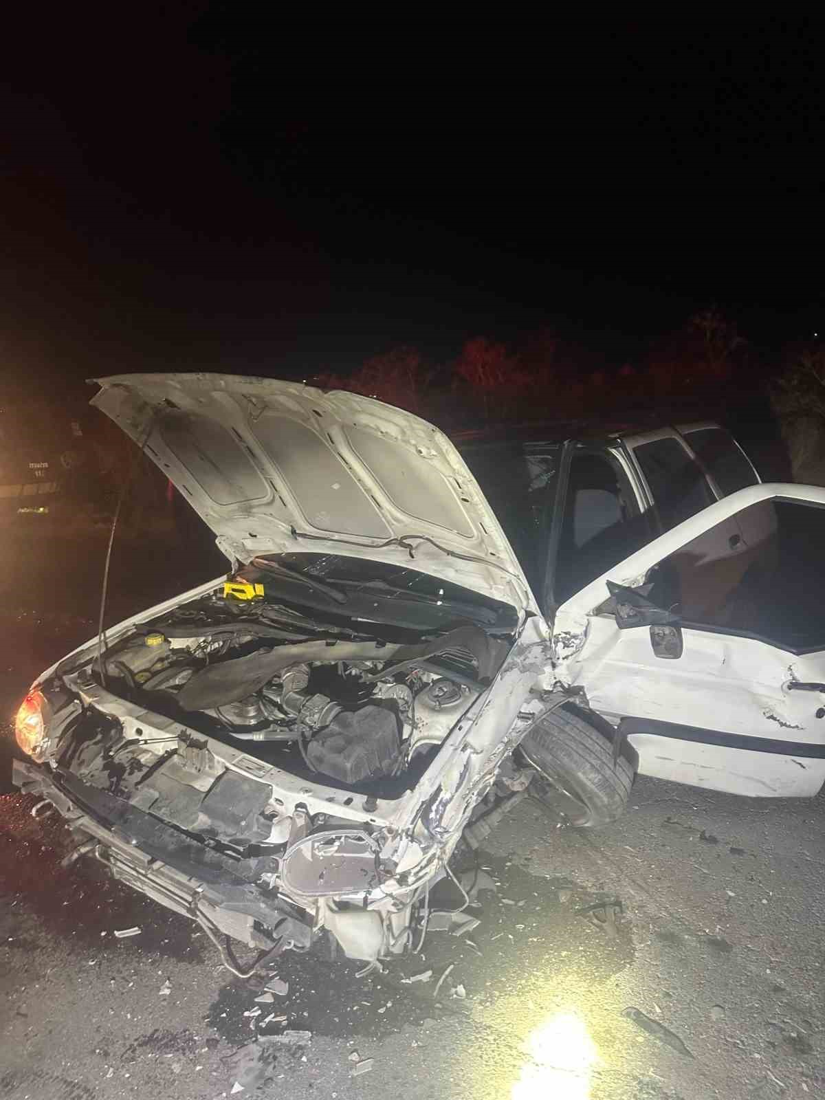 KAYSERİ’DE HAFİF TİCARİ ARAÇLA OTOMOBİL KAFA KAFAYA ÇARPIŞTI: 2 YARALI