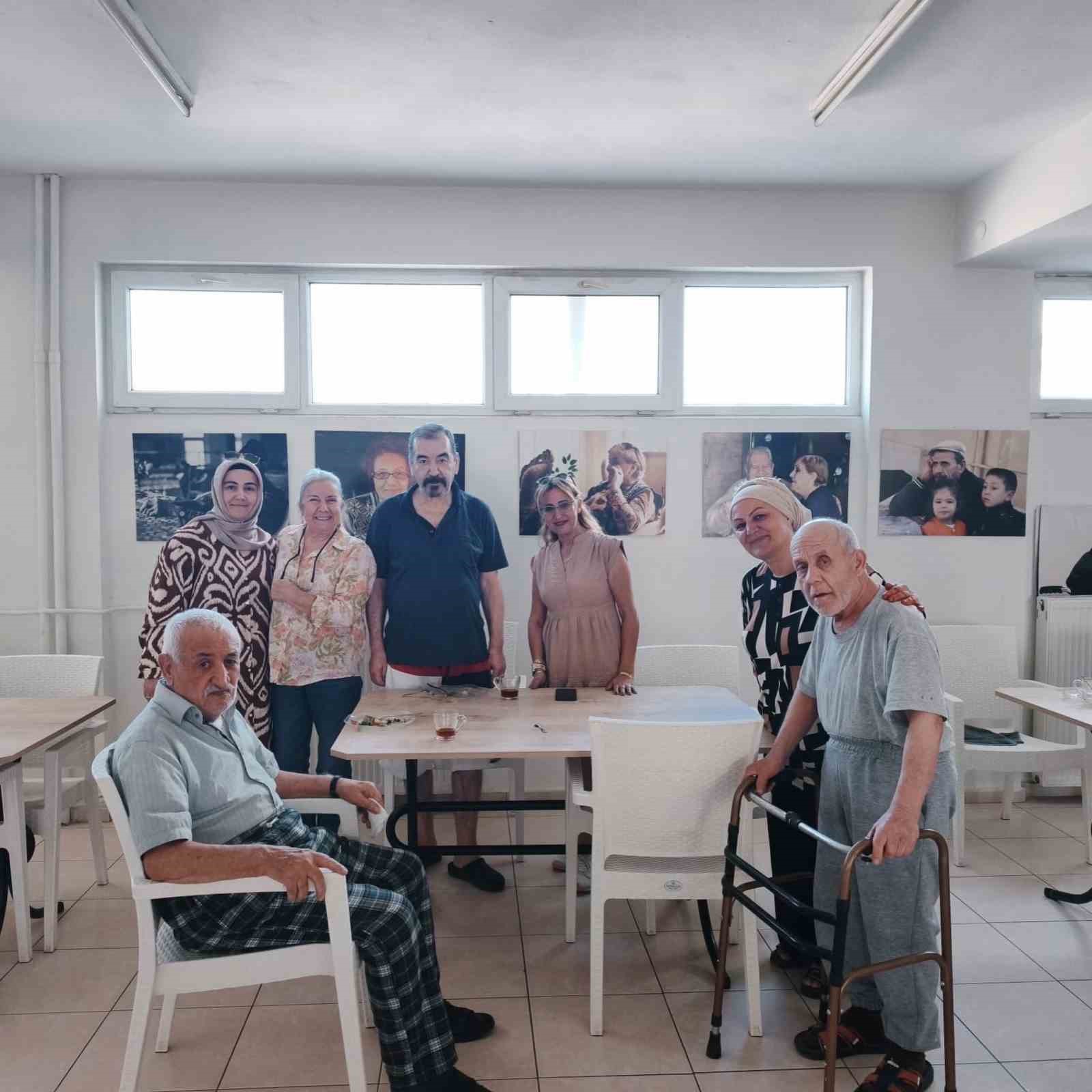 BURHANİYE’DE KADIN MUHTARDAN HUZUREVİ ZİYARETİ