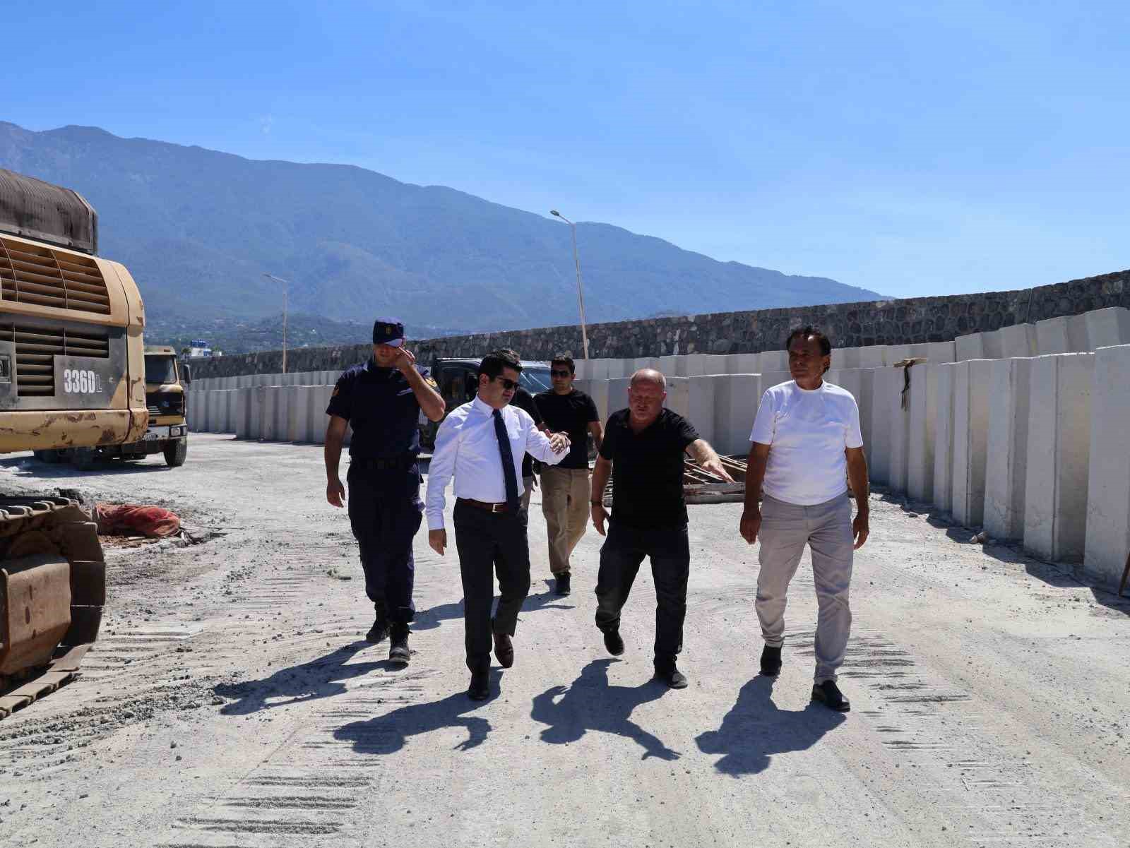 ARSUZ’DA BALIKÇI BARINAĞINDA YENİLEME ÇALIŞMALARI SÜRÜYOR