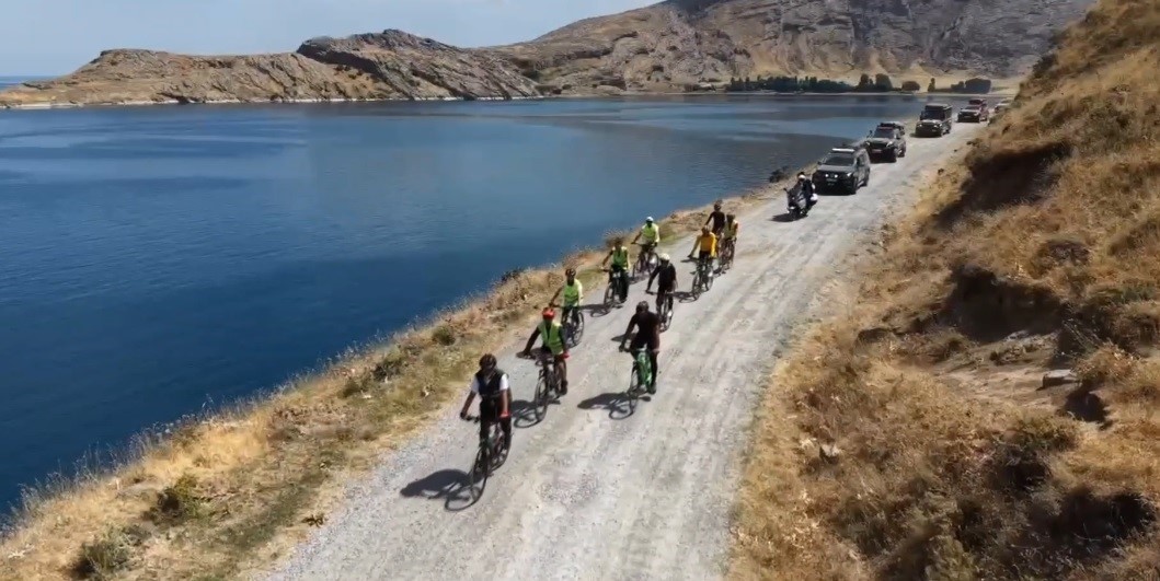 DOĞASEVERLER VAN GÖLÜ’NÜN SAKLI CENNETİNE PEDAL ÇEVİRDİ