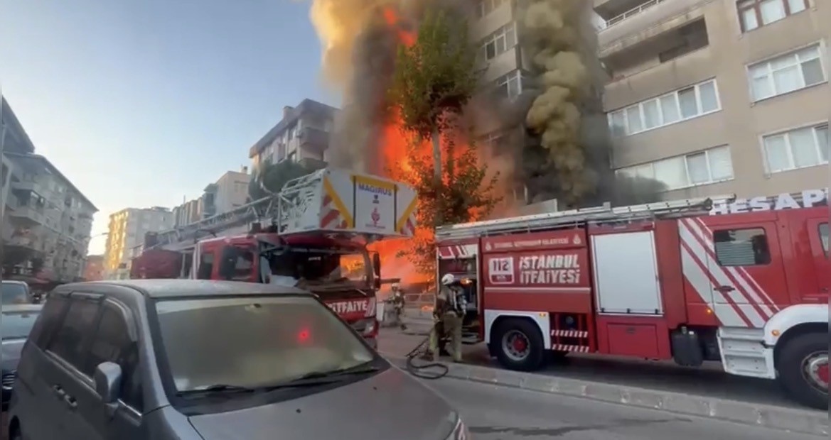 KARTAL’DA ALEV ALEV YANAN MARKET KULLANILAMAZ HALE GELDİ