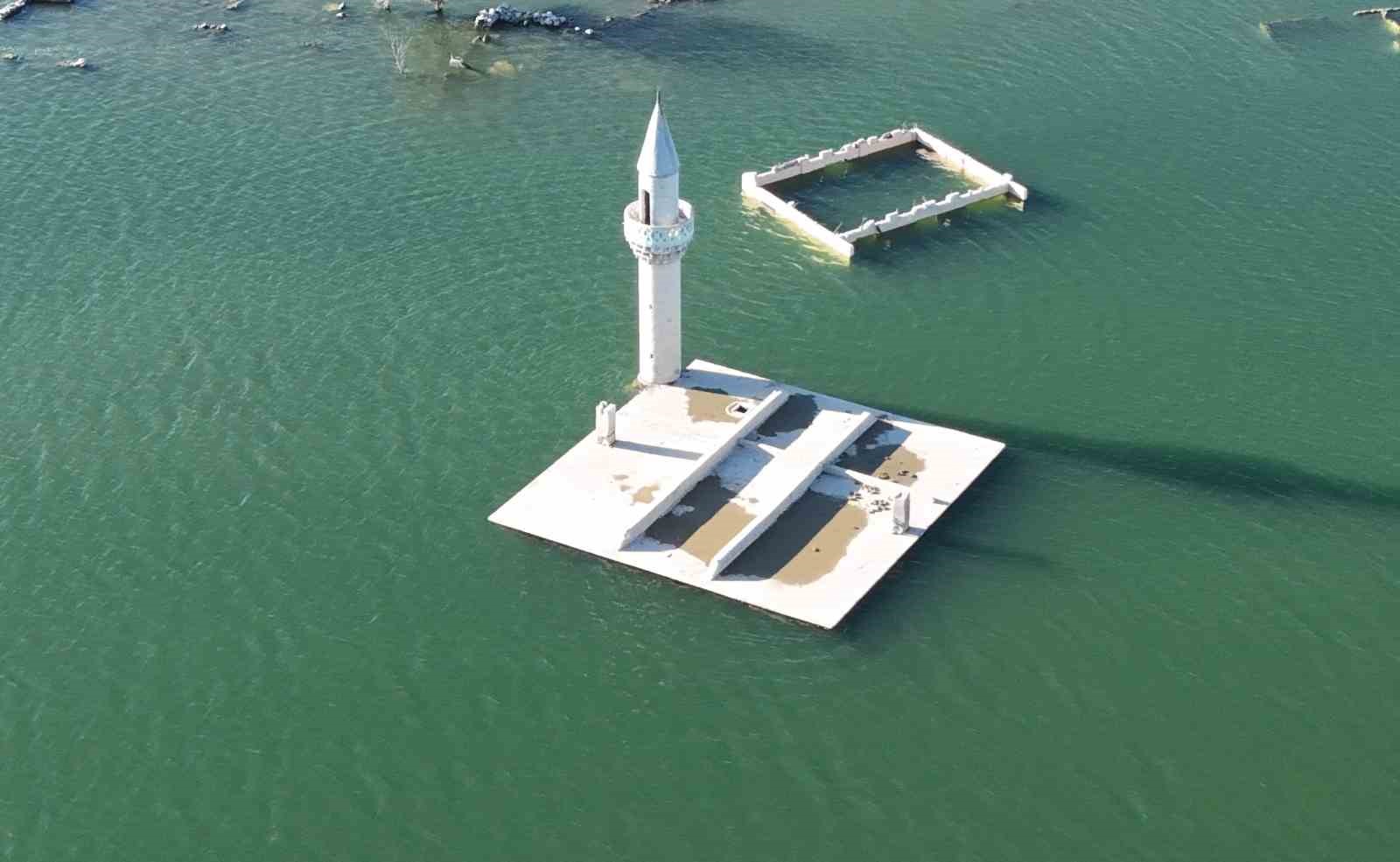 KARS’TA SULAR ÇEKİLDİ, ESKİ KÖY ORTAYA ÇIKTI