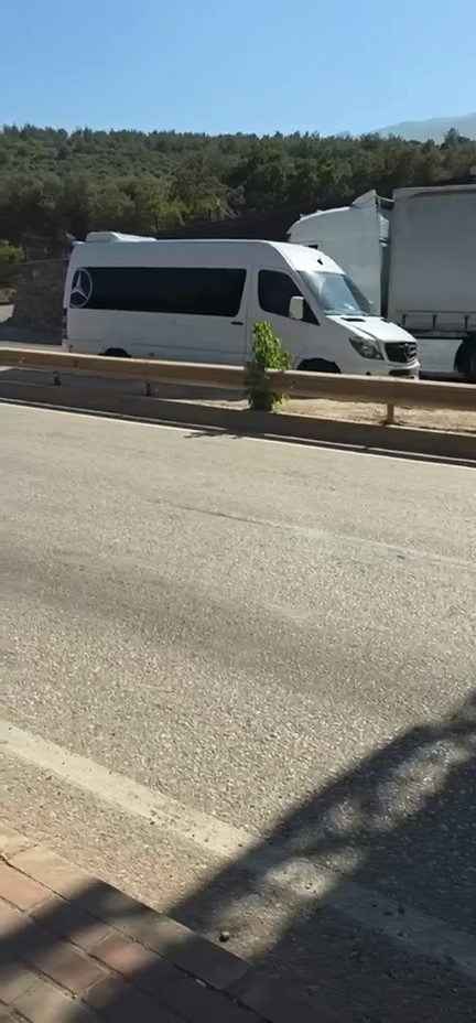TERS ŞERİDE GİREN SERVİS MİNİBÜSÜ TEHLİKE SAÇTI