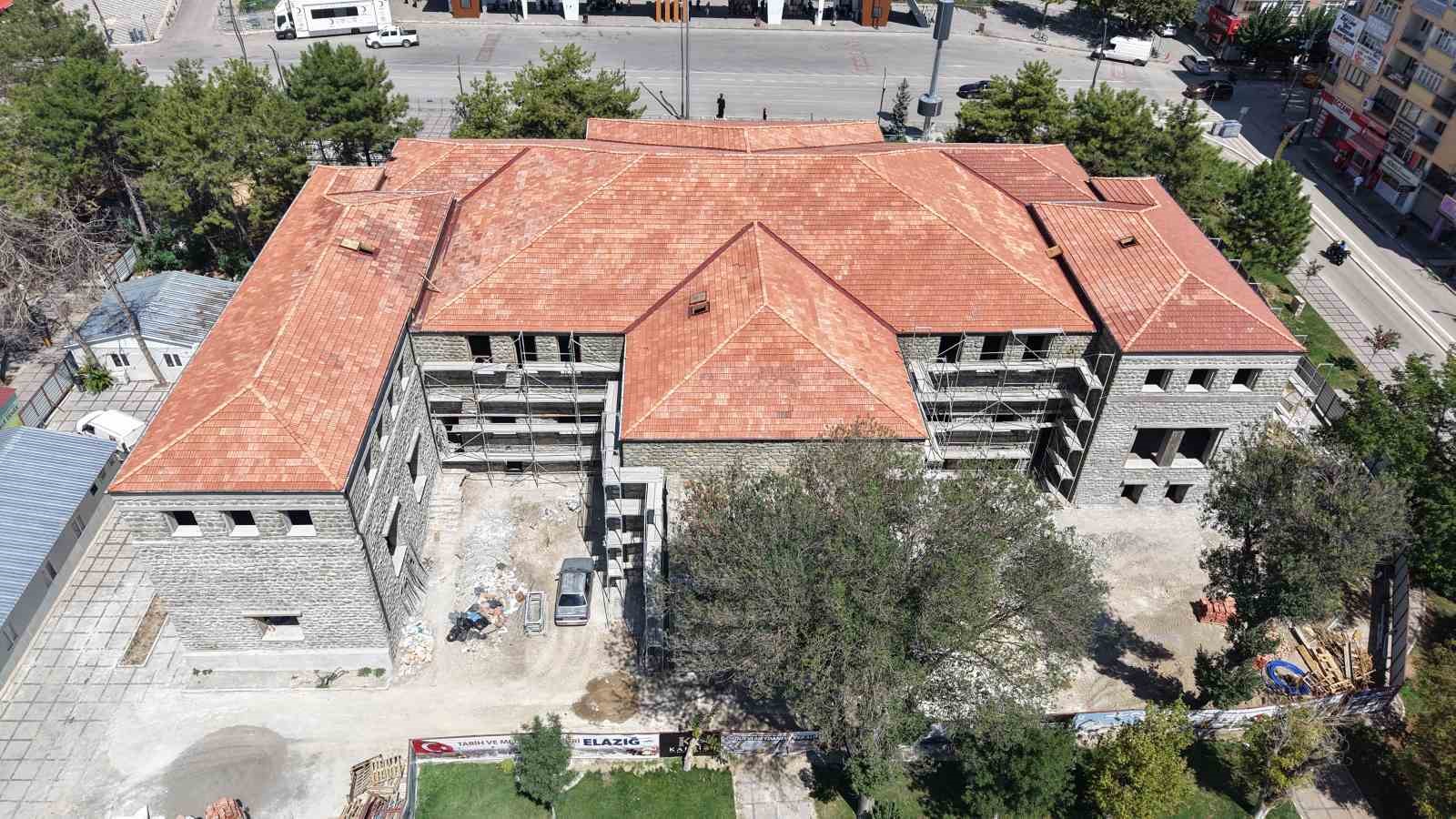 TARİHİ ÖĞRETMENEVİNDE RESTORASYON ÇALIŞMALARI DEVAM EDİYOR