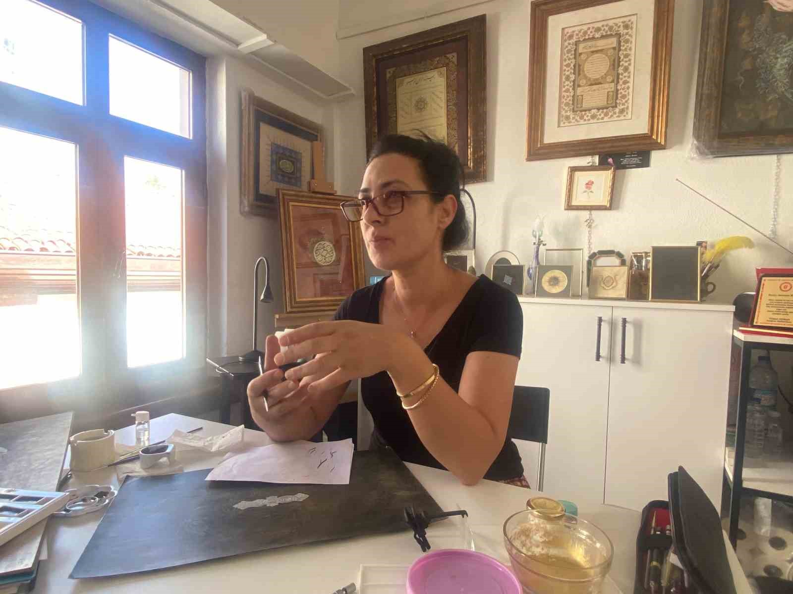 YÜZYILLARDIR SARAYLARI SÜSLEYEN TEZHİP SANATI, ALTININ İNCELİKLİ ZARAFETİYLE GÜNÜMÜZDE DE YAŞATILIYOR