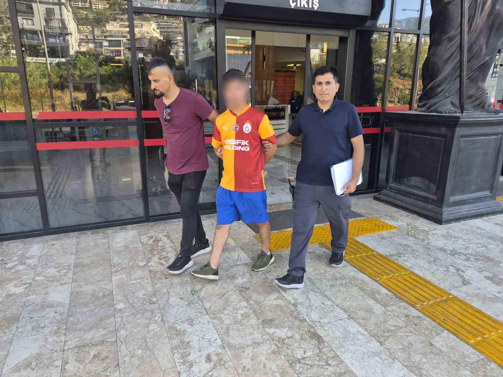 KADIN TURİSTİ BIÇAKLA YARALAMA VE CİNSEL İSTİSMAR İDDİASIYLA 17 YAŞINDAKİ ÇOCUK TUTUKLANDI