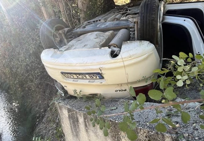 BURDUR’DA OTOMOBİL DEREYE YUVARLANDI: 1 YARALI