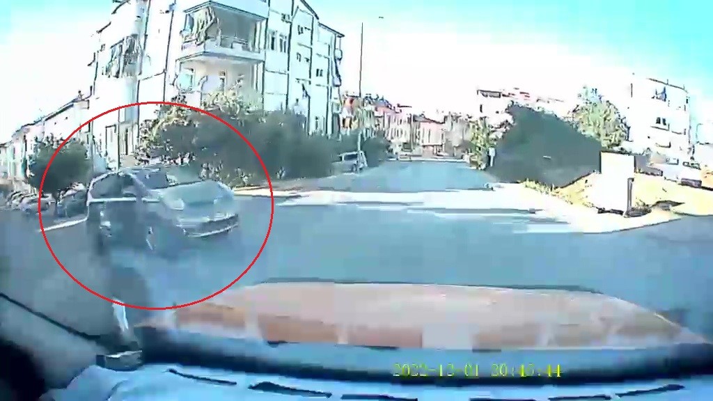 ANTALYA’DA OTOMOBİLİN TAKSİYE ÇARPTIĞI KAZA ANI ARAÇ KAMERASINA YANSIDI