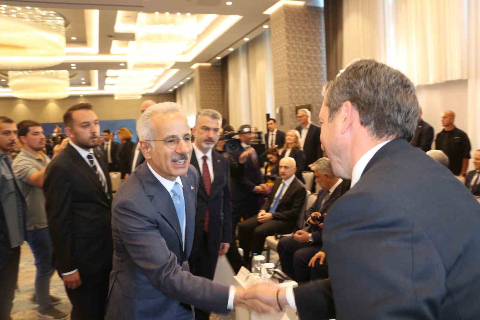 BAKANLAR KURUM VE URALOĞLU, ‘OKYANUSLAR VE DENİZLER ZİRVESİ’NE KATILDI