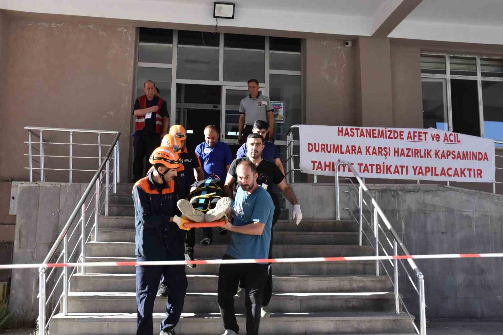 BİTLİS DEVLET HASTANESİ’NDE DEPREM TATBİKATI YAPILDI