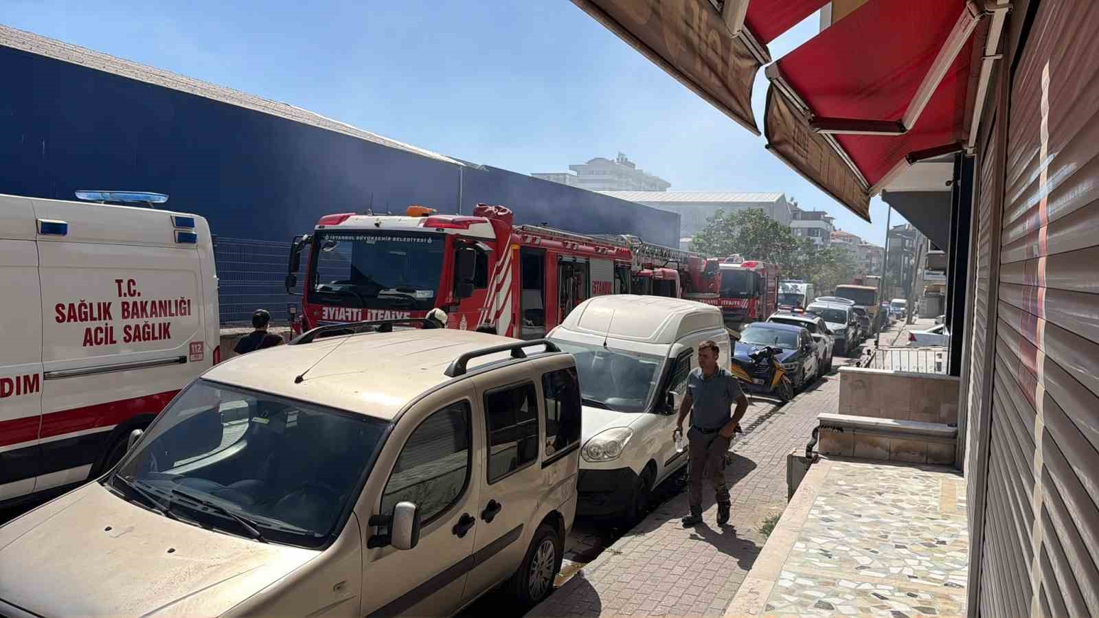 AVCILAR’DA TADİLAT SIRASINDA ÇIKAN YANGIN ÇATIYI SARDI