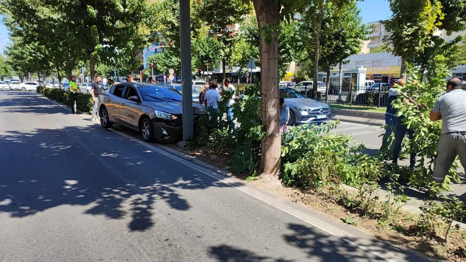 BATMAN’DA KONTROLDEN ÇIKAN OTOMOBİL AĞACA ÇARPTI: 1 YARALI