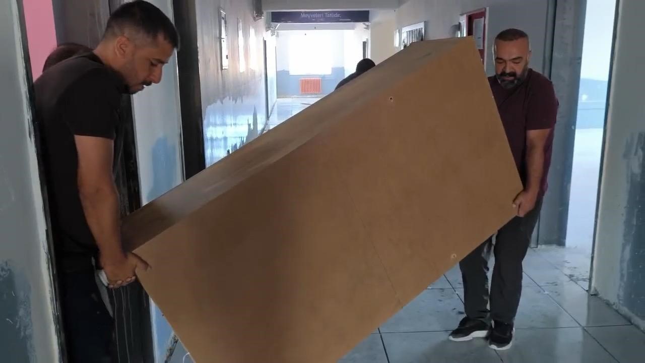 VAN’DA ÖĞRETMENLER OKULUN YÜKÜNÜ BİRLİKTE OMUZLADI