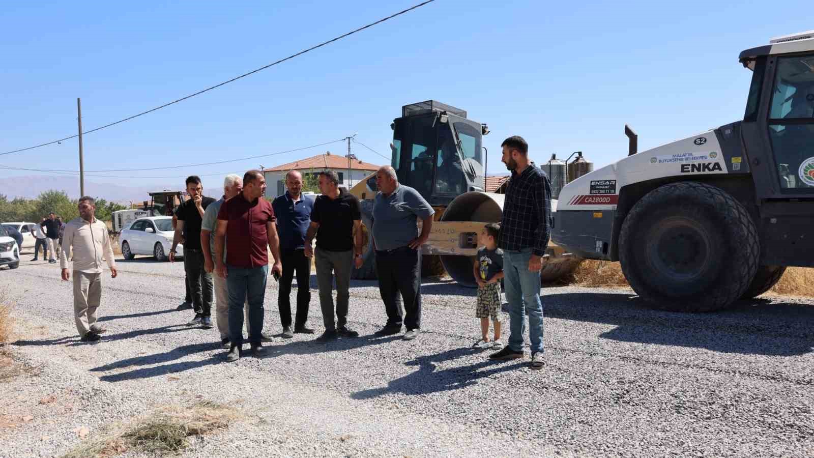 AKÇADAĞ’DA YOL ÇALIŞMALARI SÜRÜYOR