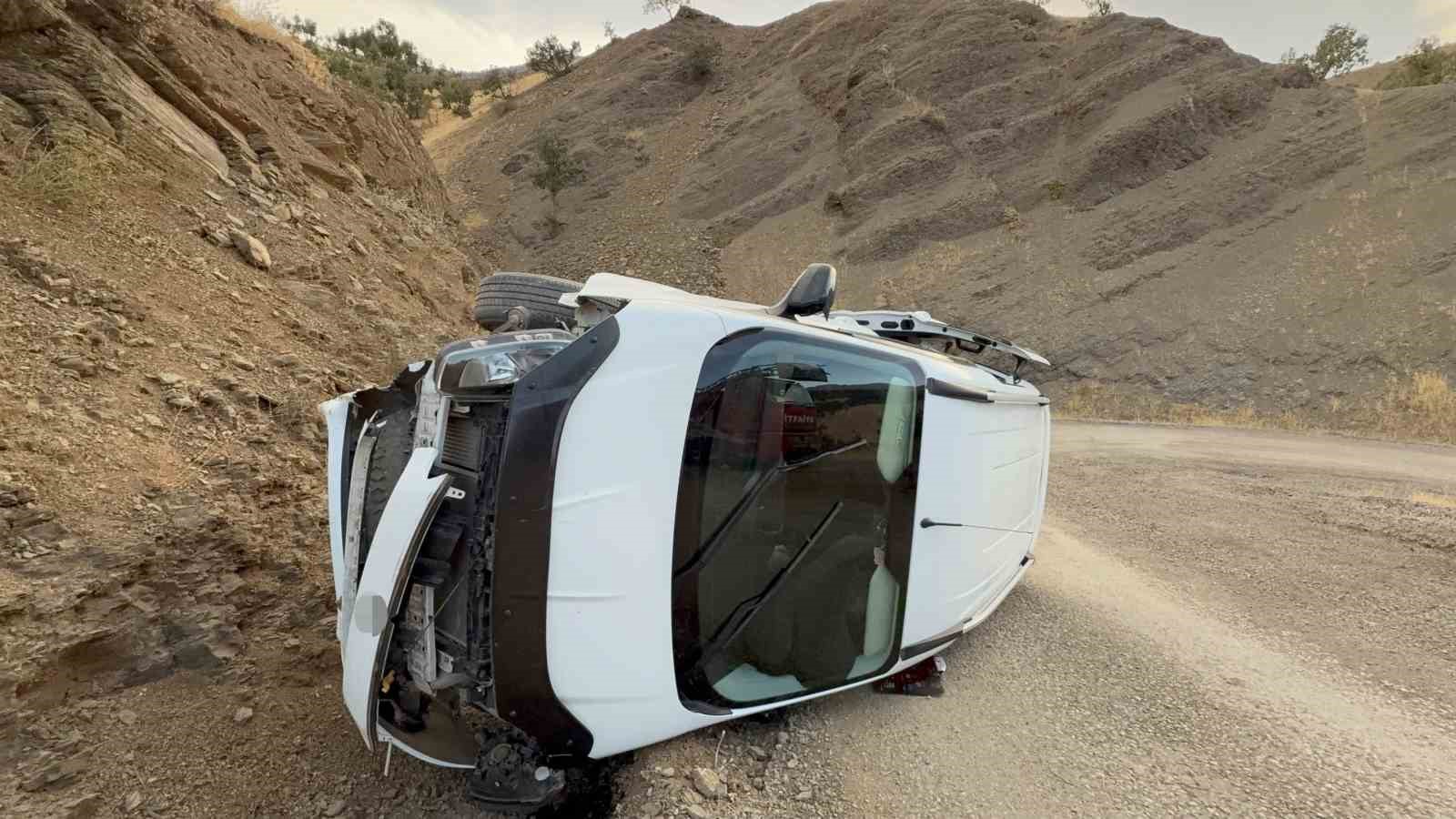 DERECİK’TE TAKLA ATAN OTOMOBİLDE KARI KOCA YARALANDI