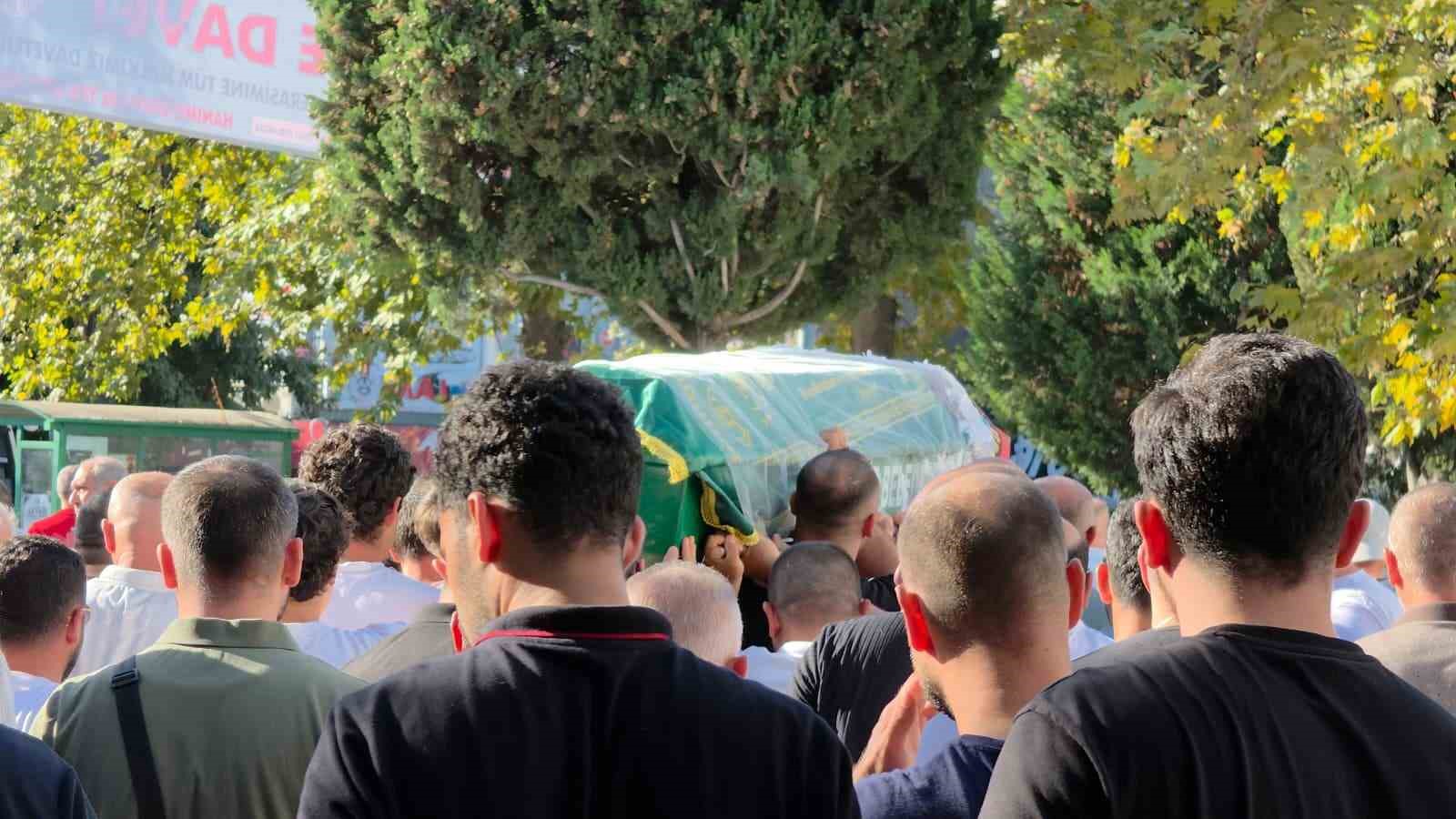 YOLUN KARŞISINA GEÇMEK İSTERKEN CANINDAN OLAN GENÇ KIZ SON YOLCULUĞUNA UĞURLANDI