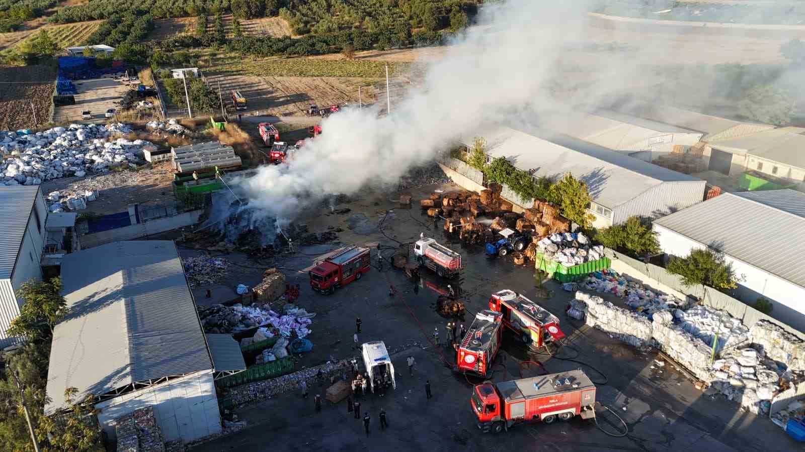 BURSA’DA GERİ DÖNÜŞÜM DEPOSUNDA KORKUTAN YANGIN