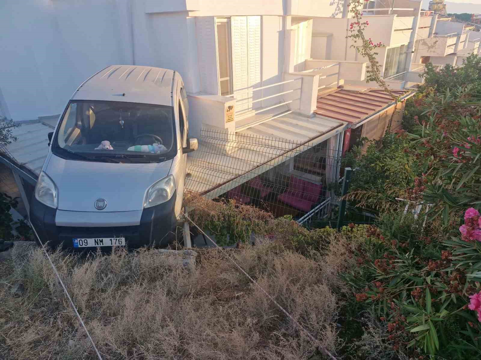 YAZLIK EVİN VERANDASINA OTOMOBİL DÜŞTÜ