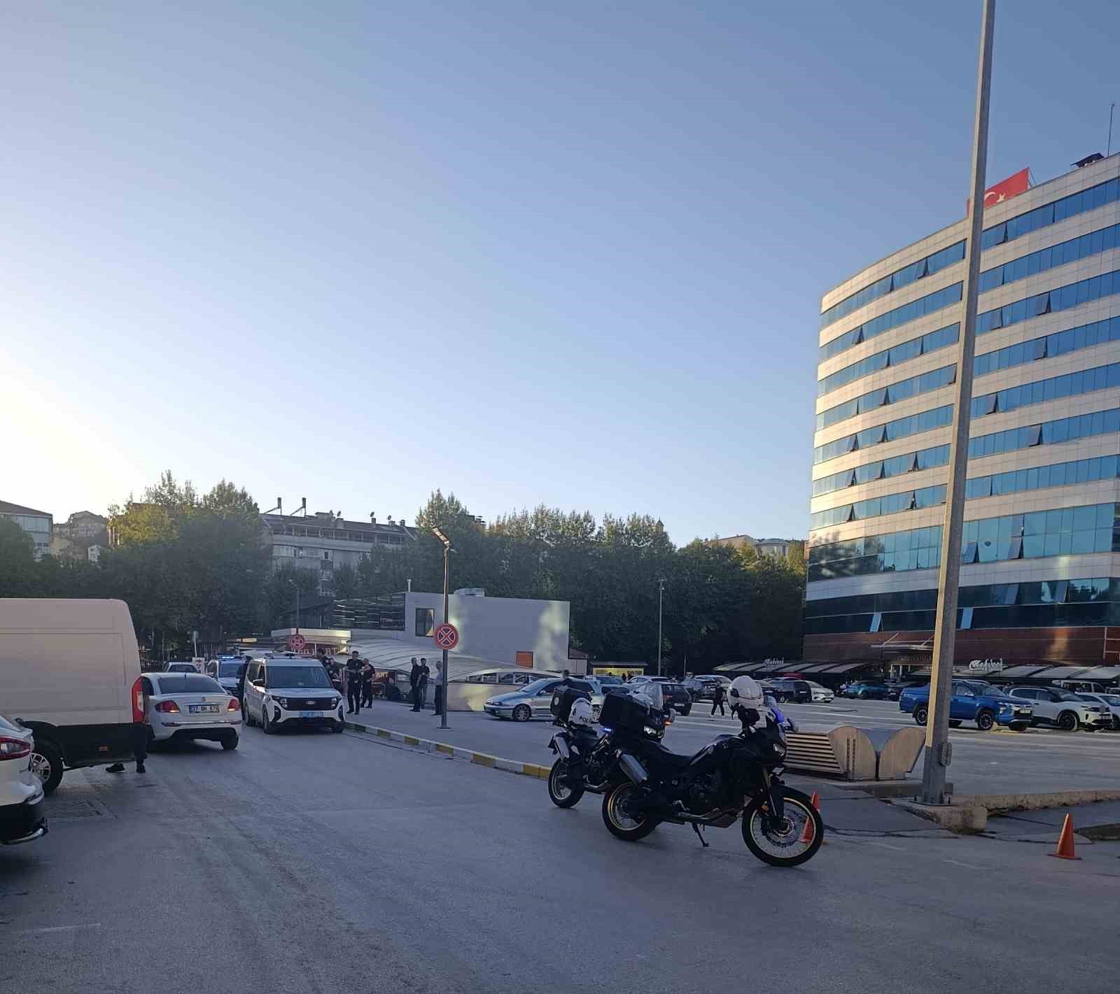 İŞTEN ÇIKARILDIĞI GEREKÇESİYLE SİLAH VE BIÇAKLA KASTAMONU BELEDİYESİNİ BASTI