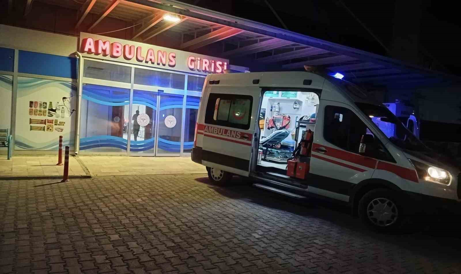 BABASINI BIÇAKLAYARAK YARALADI