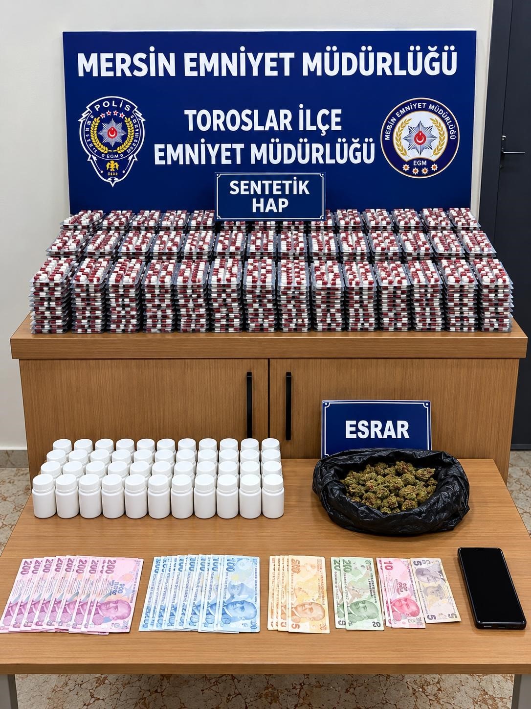 UYUŞTURUCU TACİRİ BİNLERCE SENTETİK HAP VE ESRARLA YAKALANDI