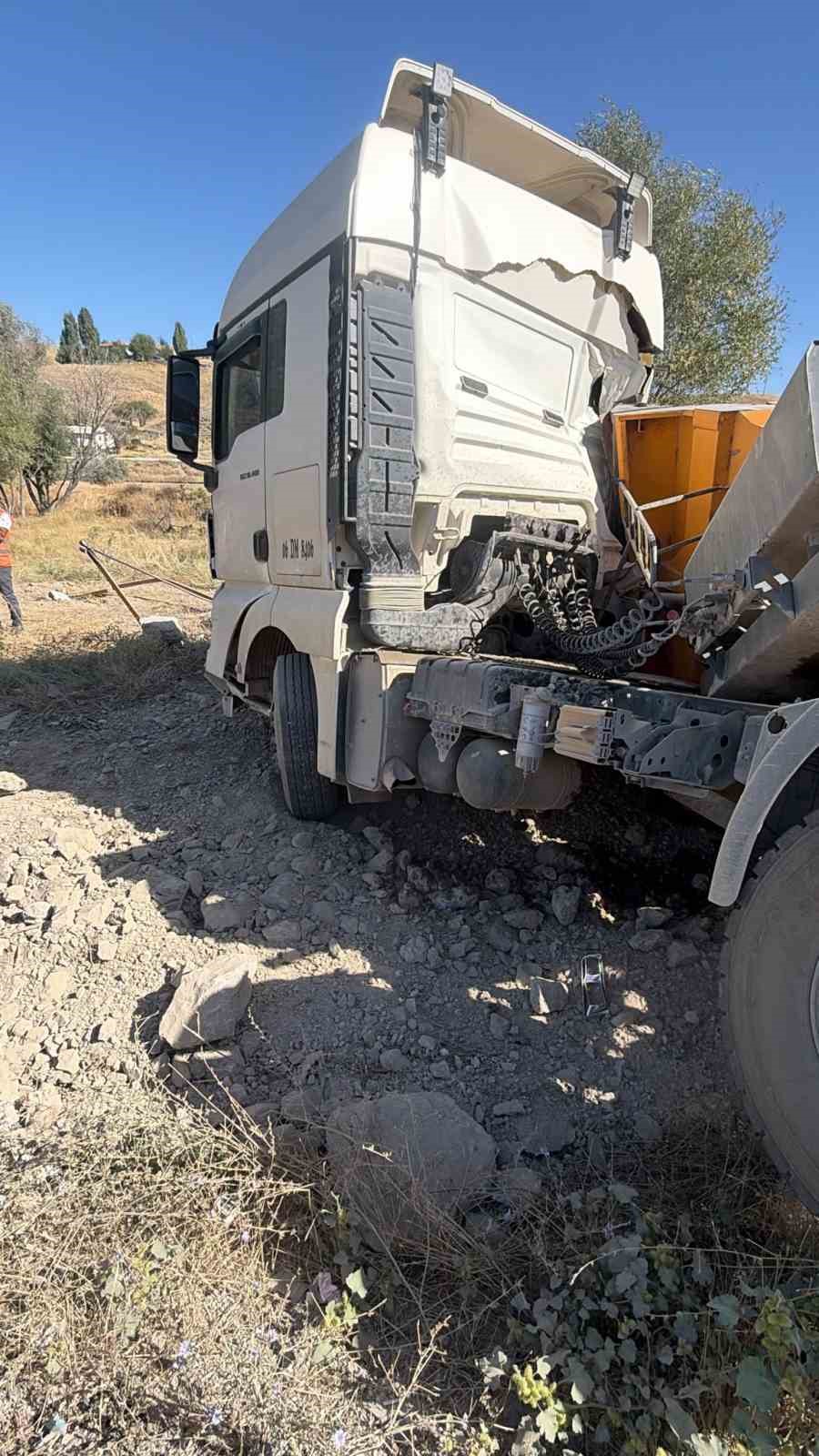 ANKARA’DA KONTROLDEN ÇIKAN TIR DEVRİLDİ