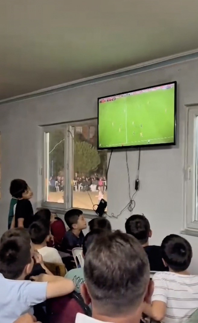 DÜĞÜNE ÇORUM FK MAÇI ARASI: DIŞARIDA HALAY ÇEKTİLER, İÇERİDE MAÇ İZLEDİLER