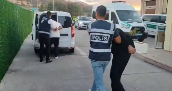 "POLİS VE SAVCIYIZ" DİYEREK KANDIRDILAR, ALTINLARLA KAÇARKEN YAKALANDILAR