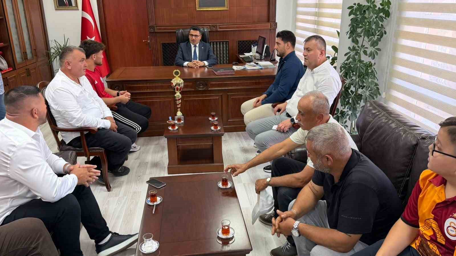 BAŞARILI GÜREŞÇİLER KAYMAKAM KÖKSAL’I ZİYARET ETTİ