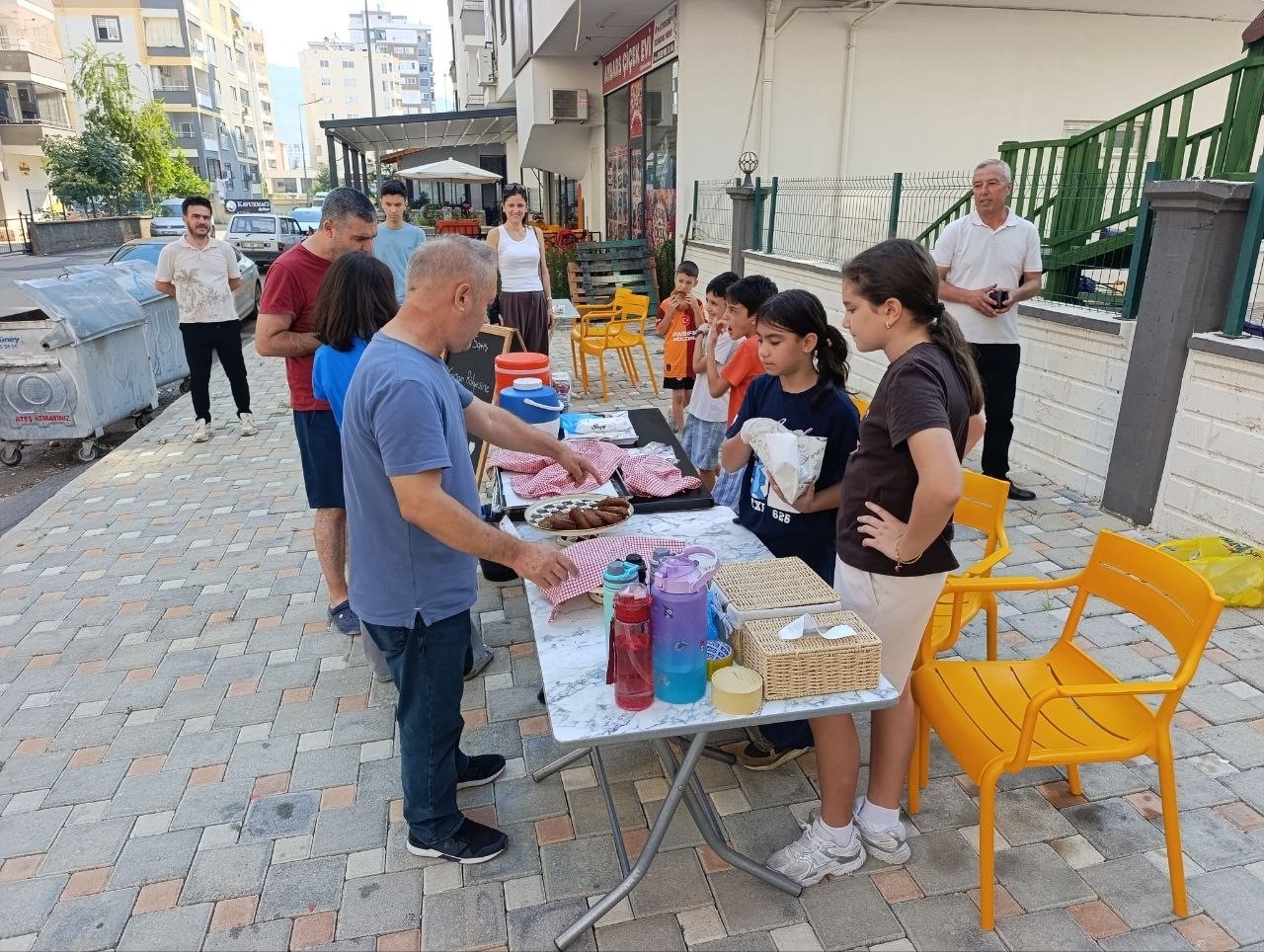 ADANA’DA ÇOCUKLAR ORMAN YANGININDAN ETKİLENEN VATANDAŞLAR İÇİN TEZGAH AÇTI