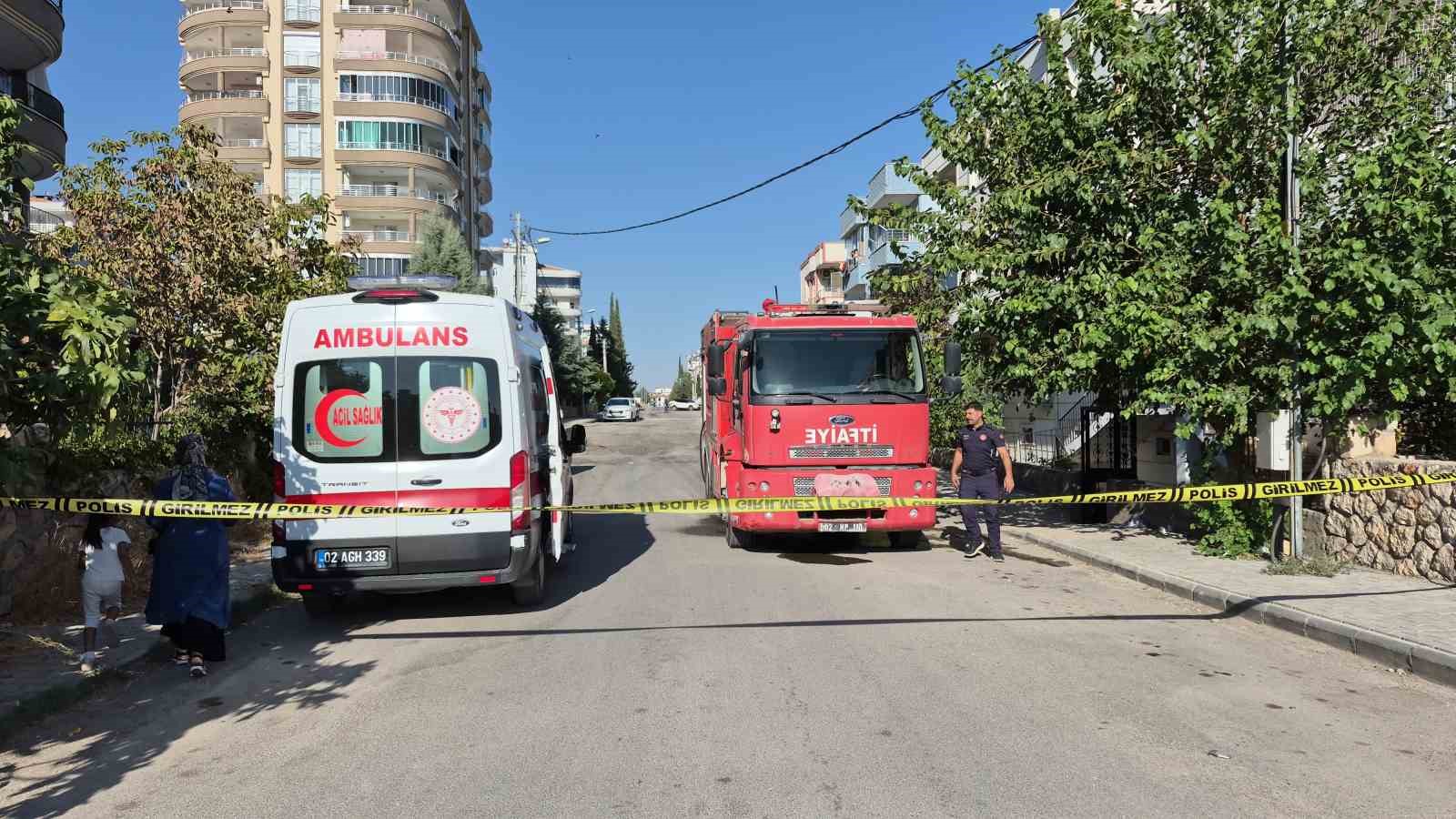 YANGINDA 3 KİŞİ DUMANDAN ETKİLENDİ